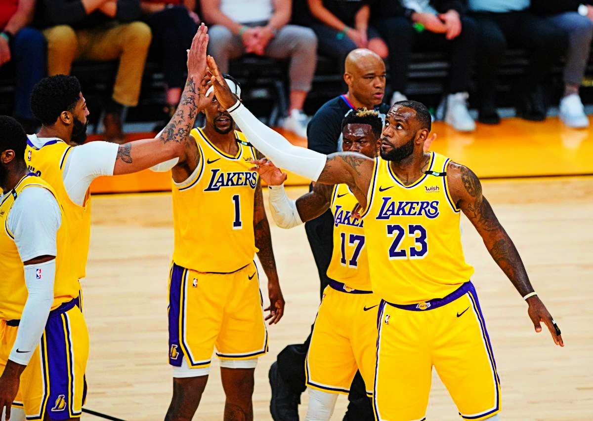 Why Lakers Need to Upgrade Starting Lineup to Compete for Championship!