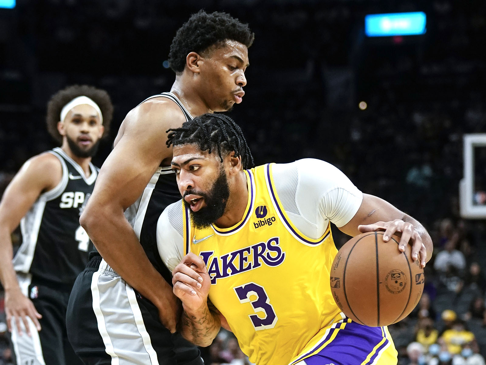 5 Things: Lakers outlast pesky Spurs in OT