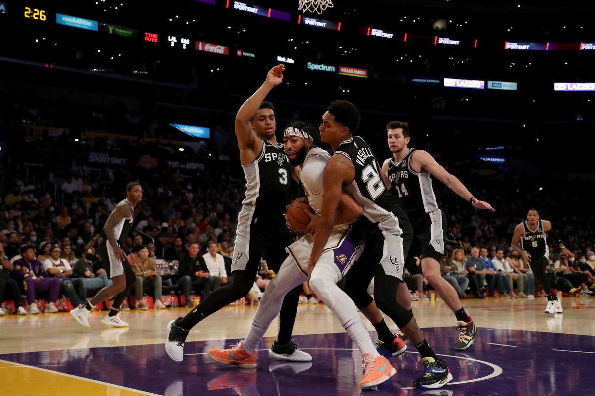 5 Things: Lakers welcome back THT, beat Spurs