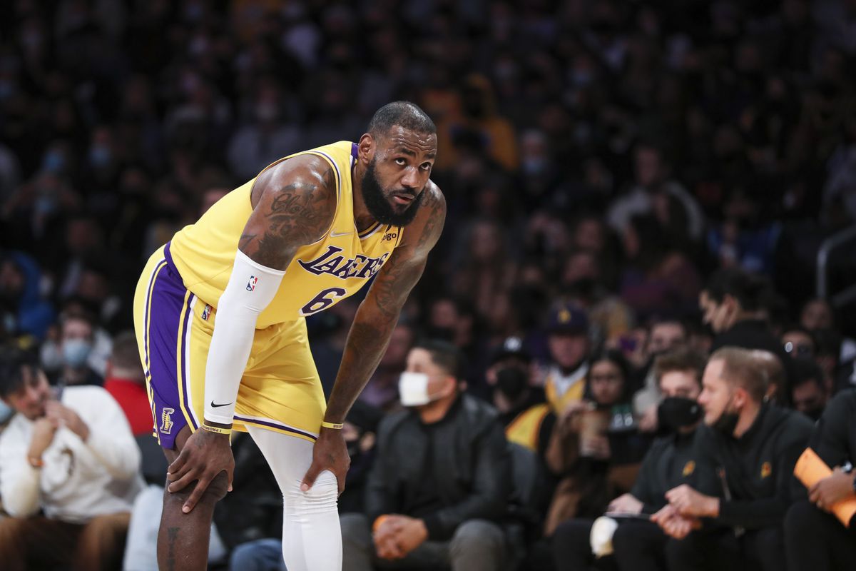 5 Things: Lakers routed by Spurs in final game at STAPLES